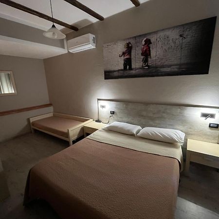 Hotel Pino Леричи Екстериор снимка