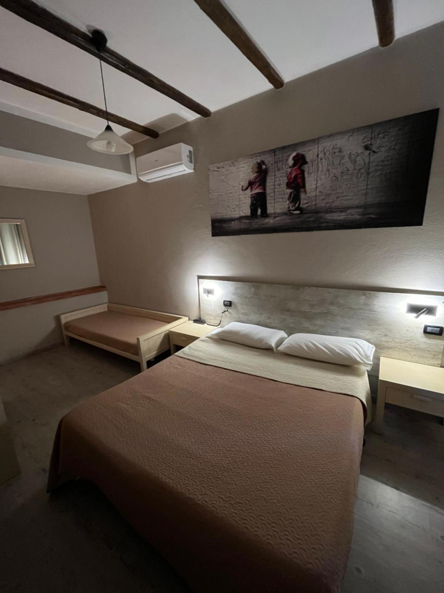 Hotel Pino Леричи Екстериор снимка