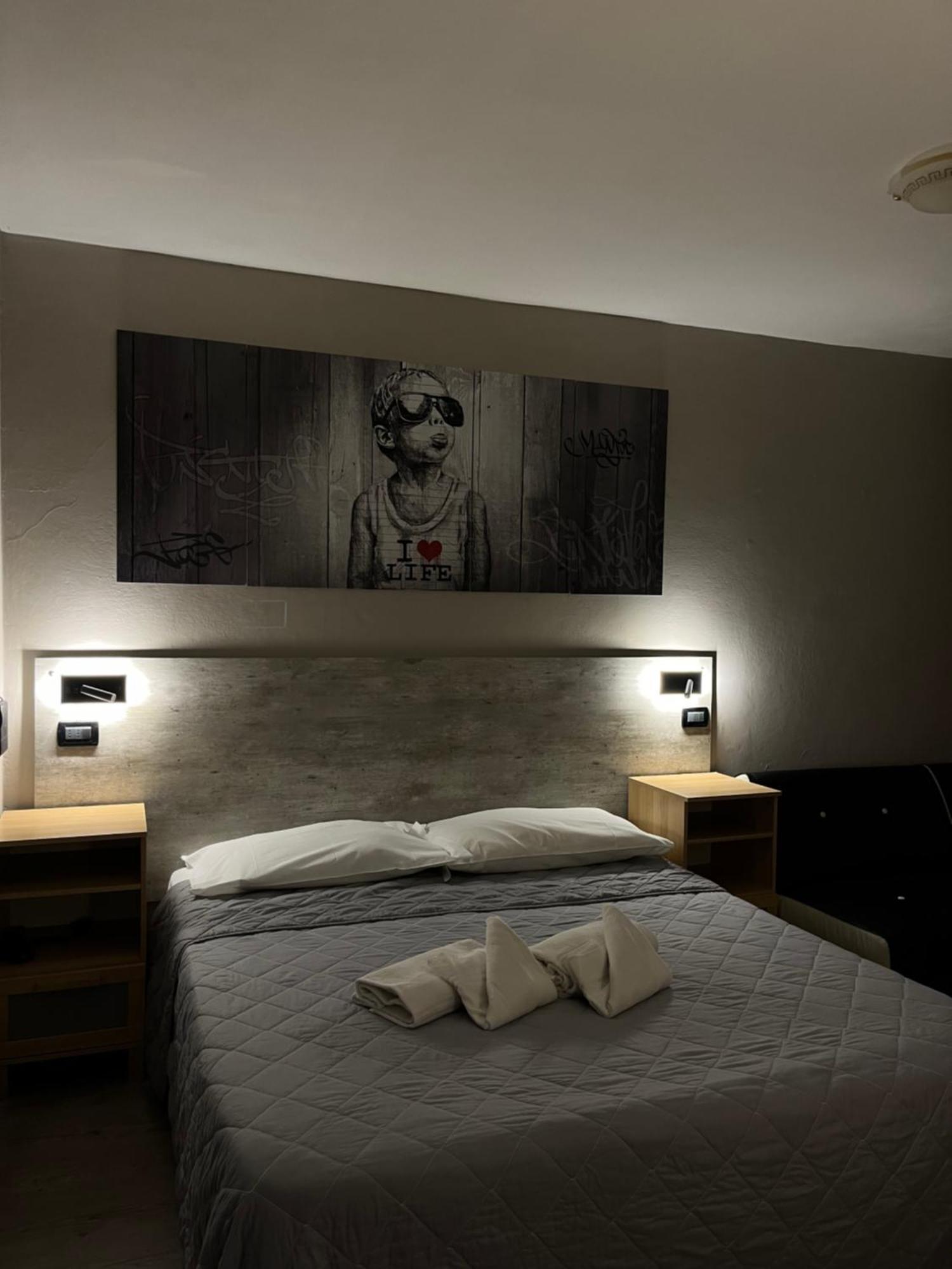 Hotel Pino Леричи Екстериор снимка