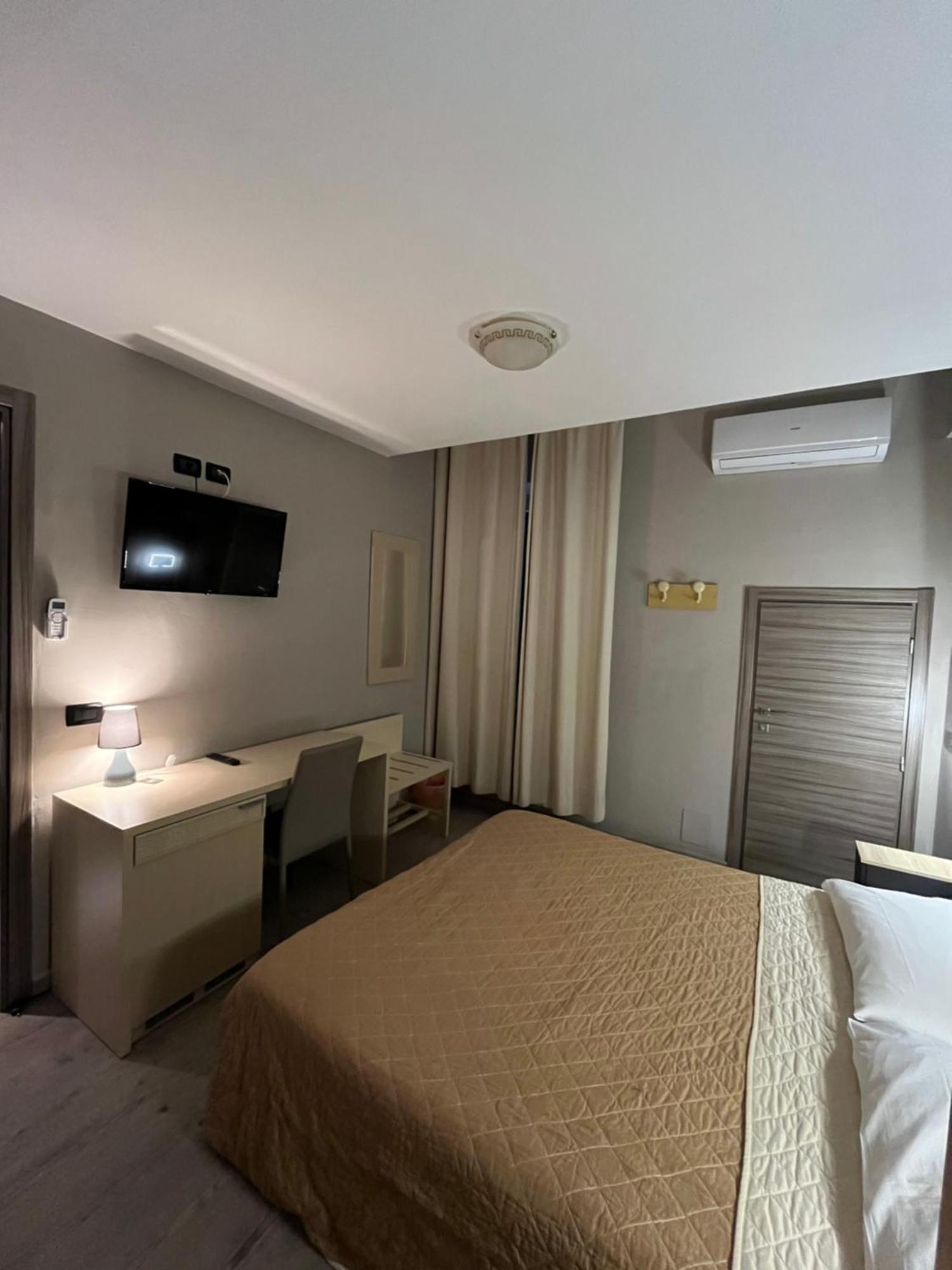 Hotel Pino Леричи Екстериор снимка
