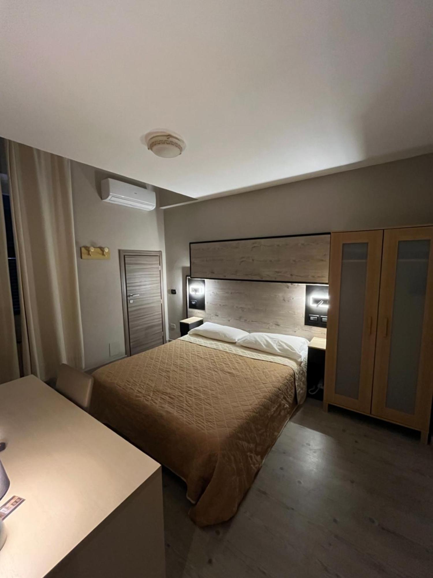 Hotel Pino Леричи Екстериор снимка