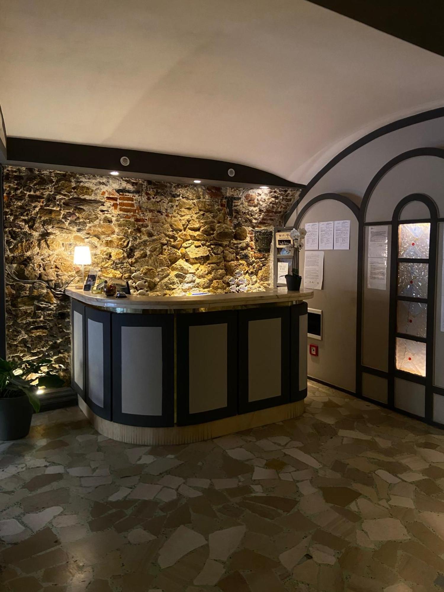Hotel Pino Леричи Екстериор снимка