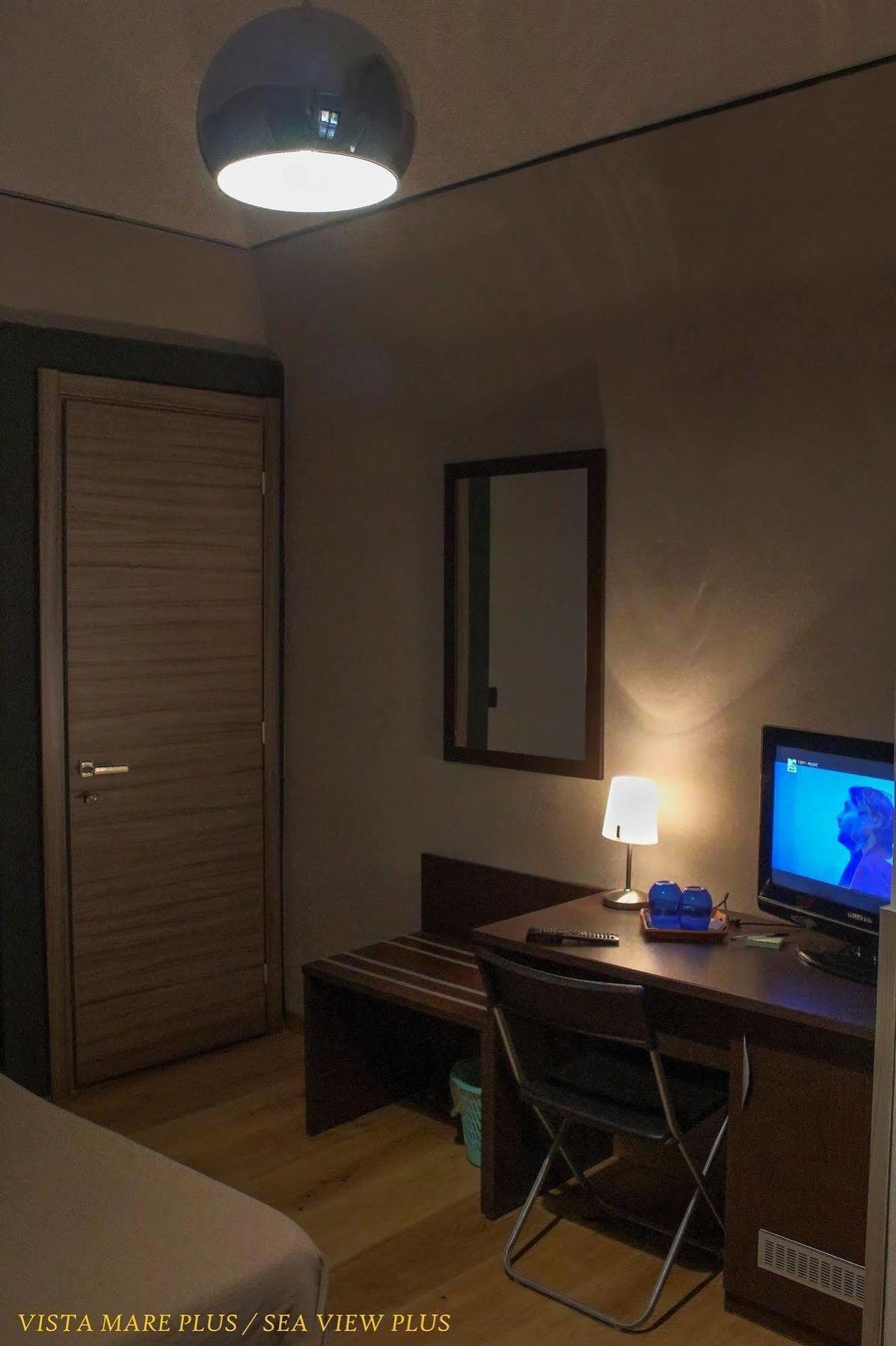 Hotel Pino Леричи Екстериор снимка