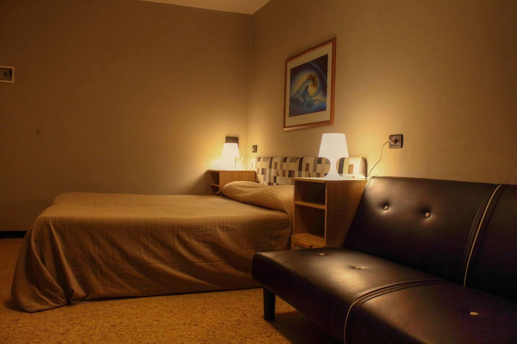 Hotel Pino Леричи Екстериор снимка