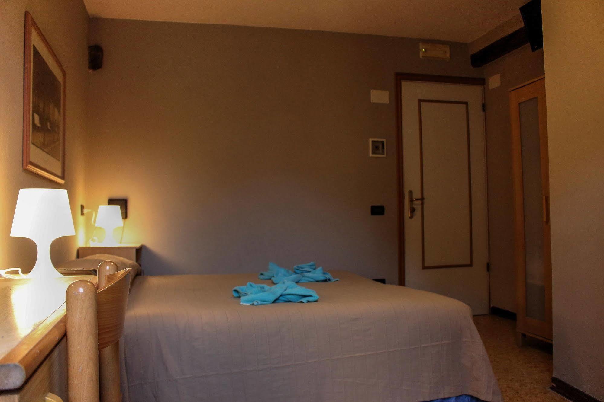 Hotel Pino Леричи Екстериор снимка