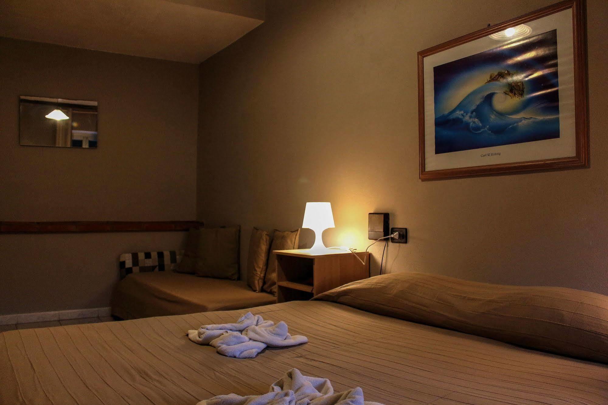 Hotel Pino Леричи Екстериор снимка