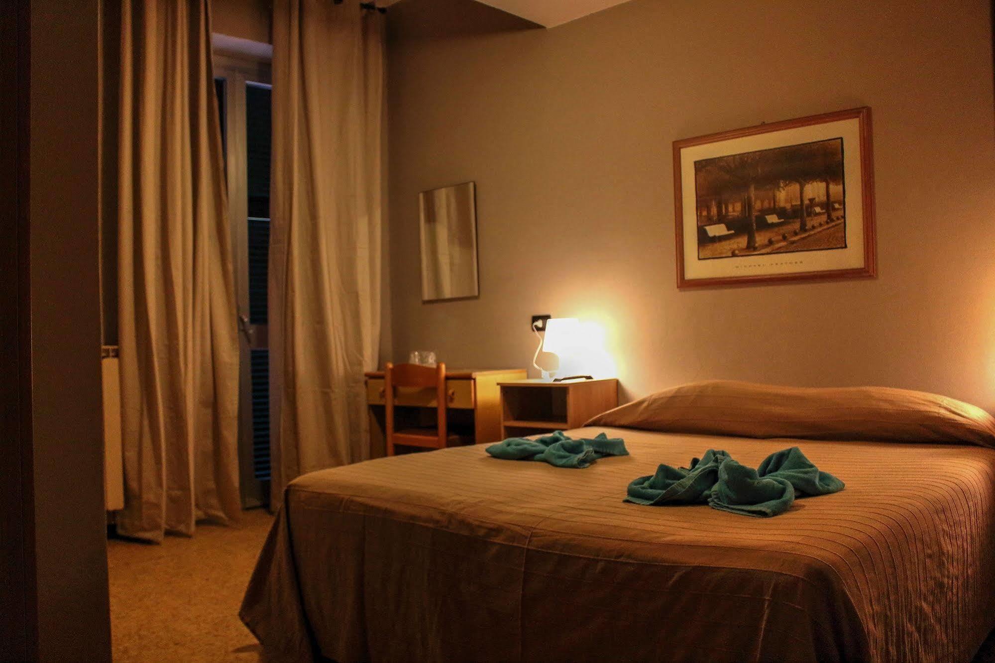 Hotel Pino Леричи Екстериор снимка