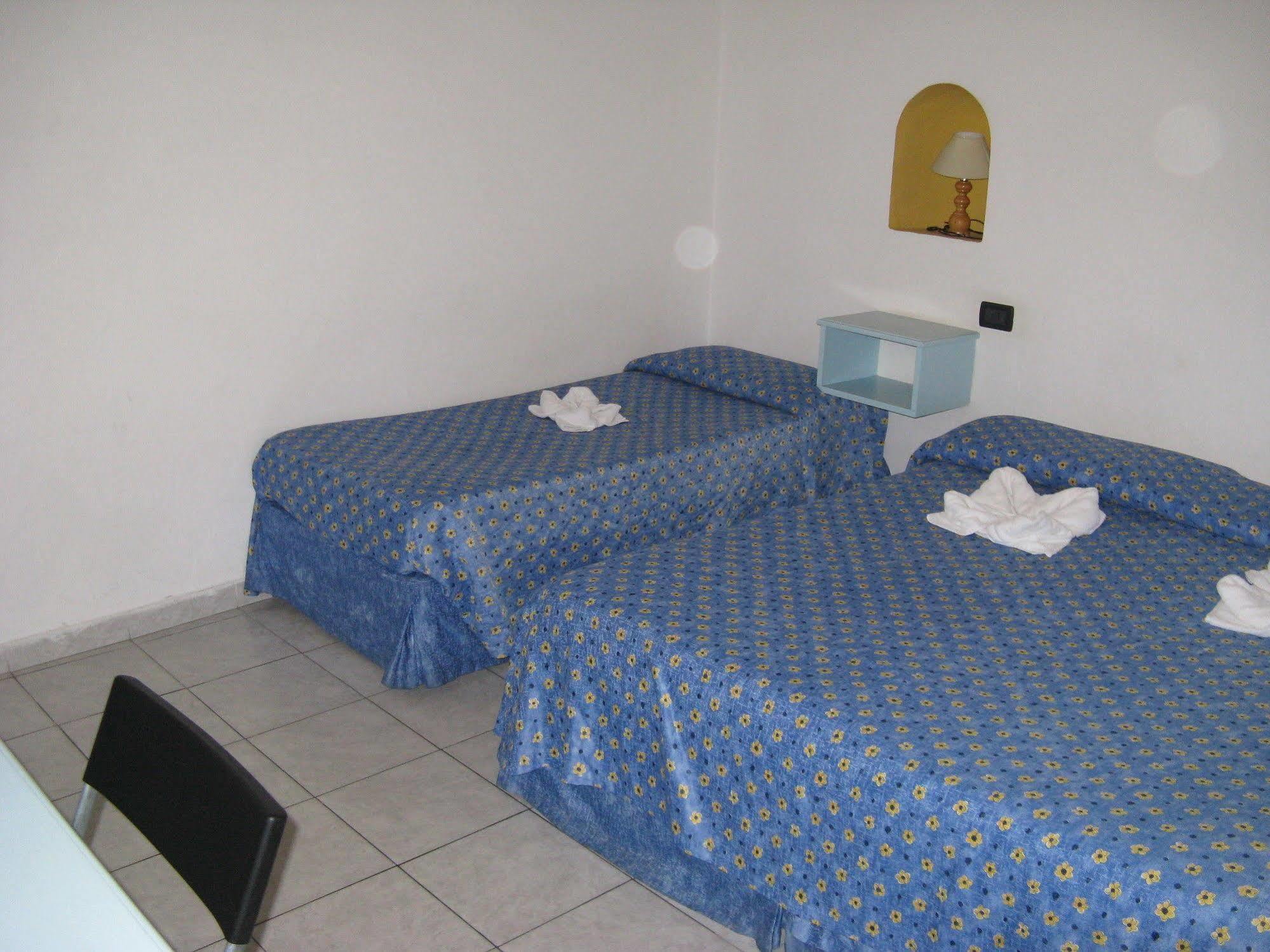 Hotel Pino Леричи Екстериор снимка