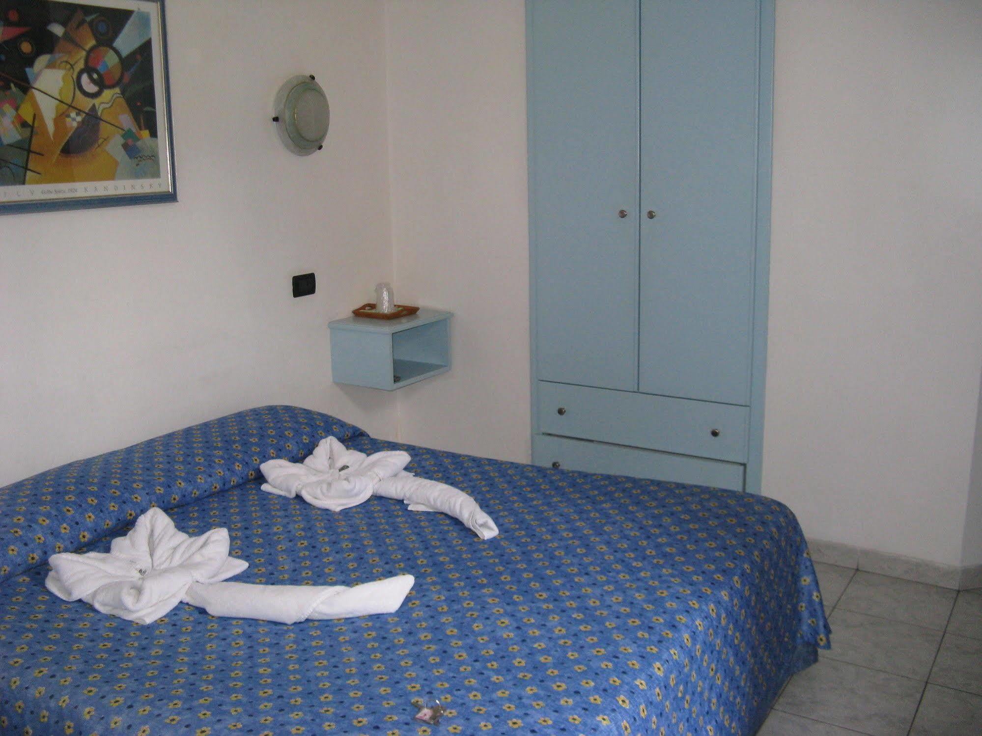 Hotel Pino Леричи Екстериор снимка