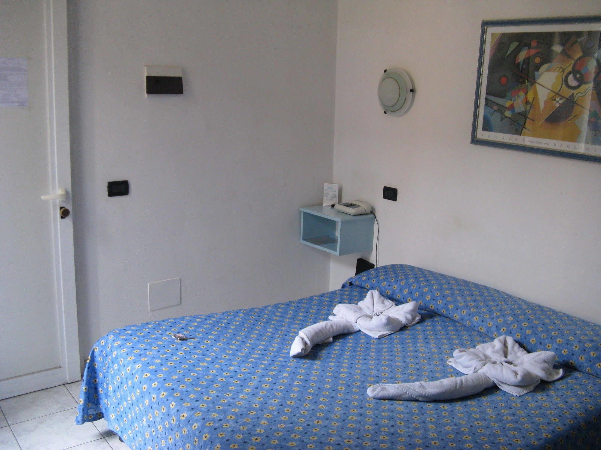 Hotel Pino Леричи Екстериор снимка