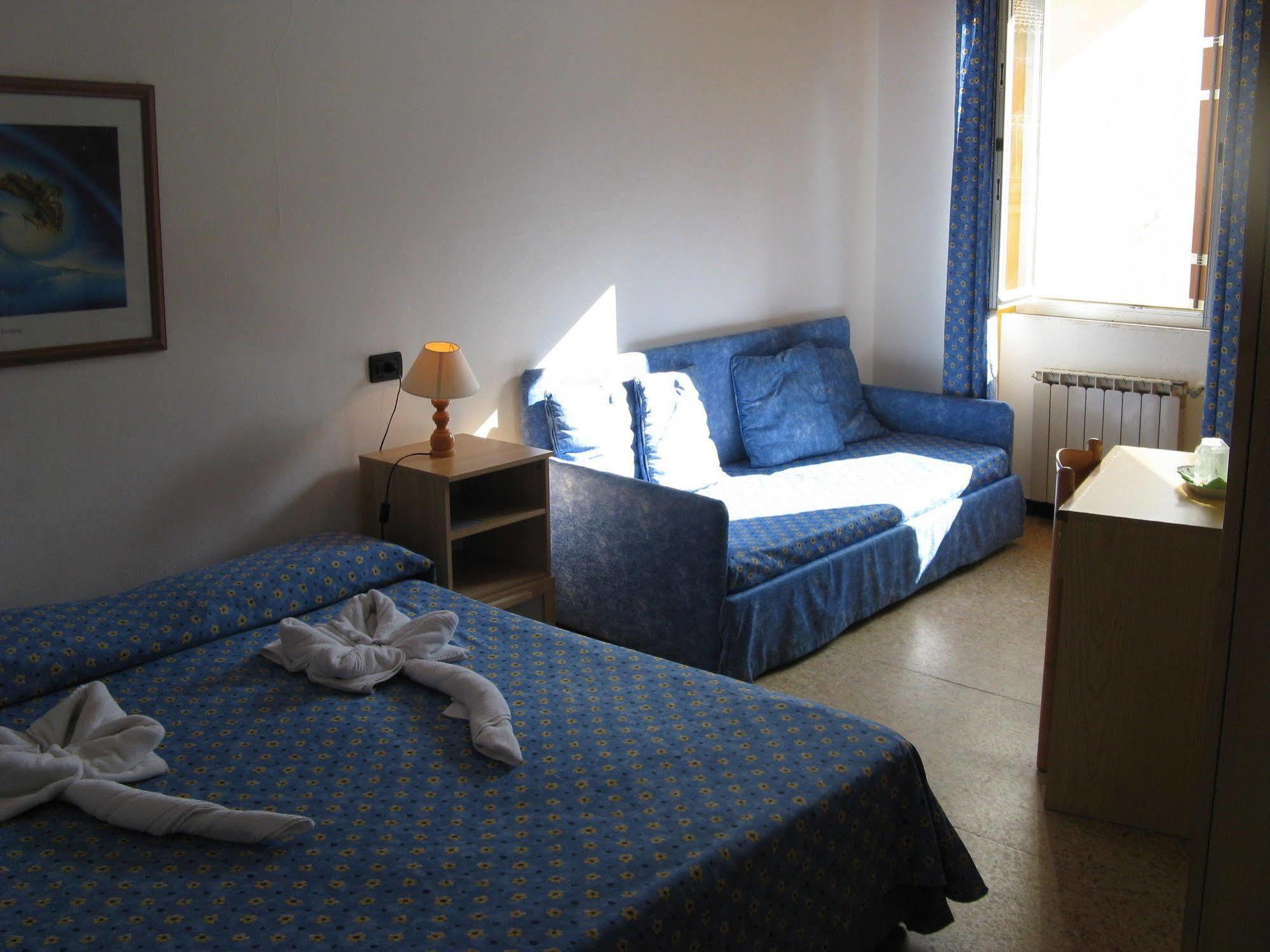 Hotel Pino Леричи Екстериор снимка