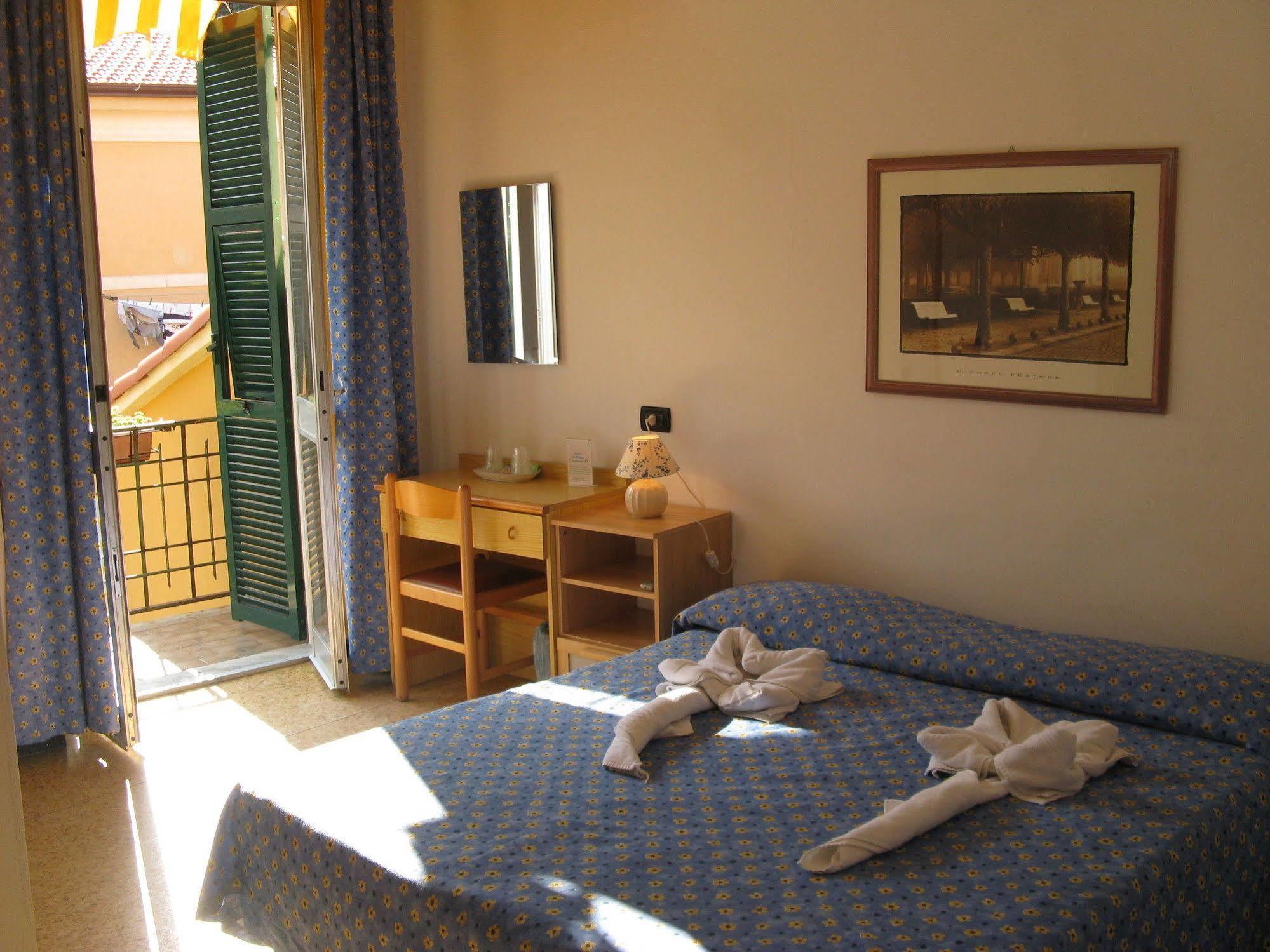 Hotel Pino Леричи Екстериор снимка