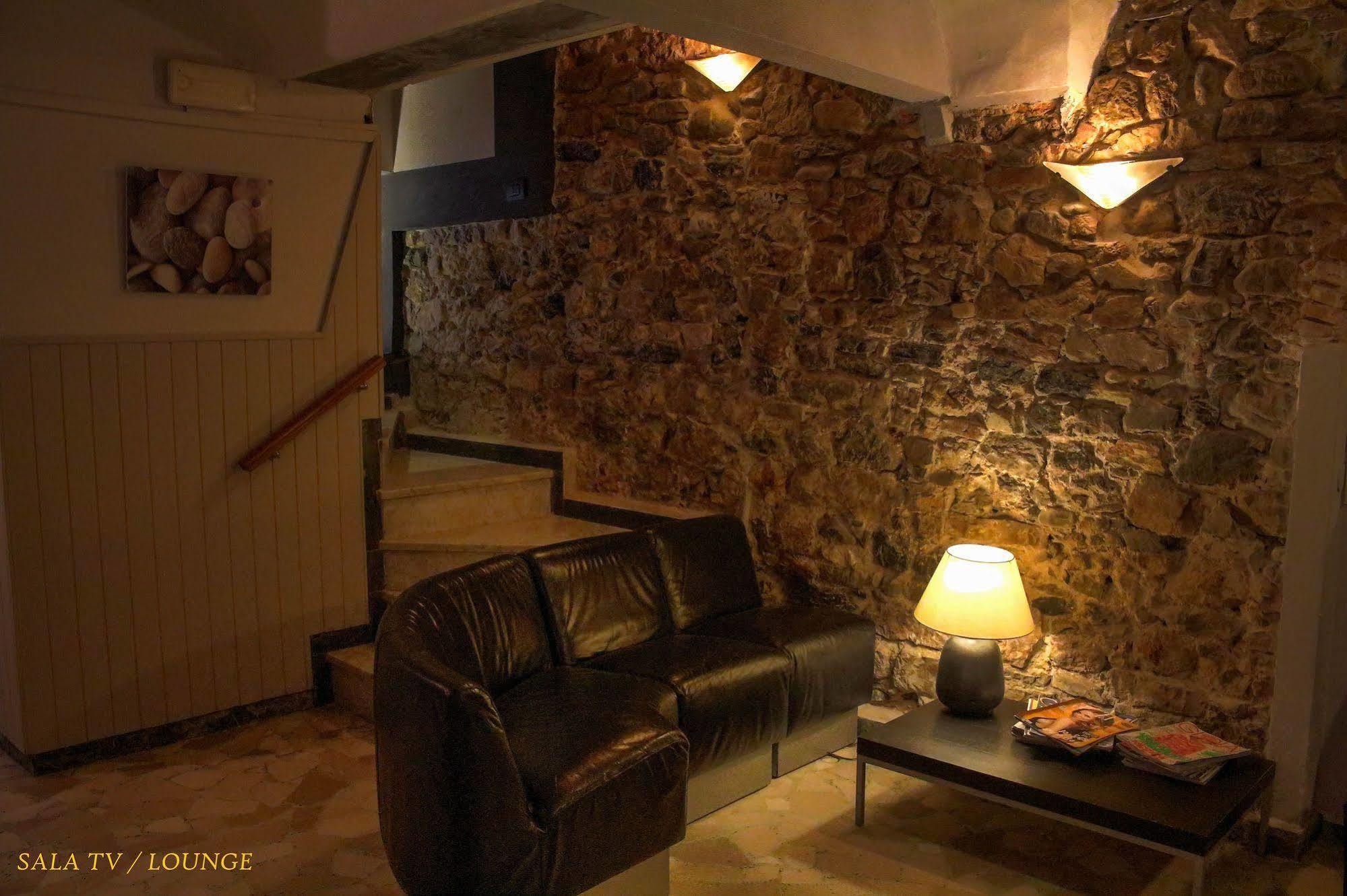 Hotel Pino Леричи Екстериор снимка