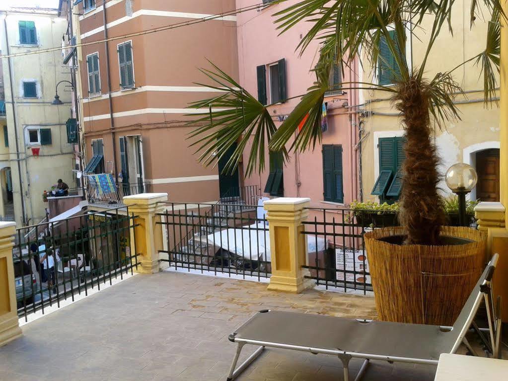 Hotel Pino Леричи Екстериор снимка